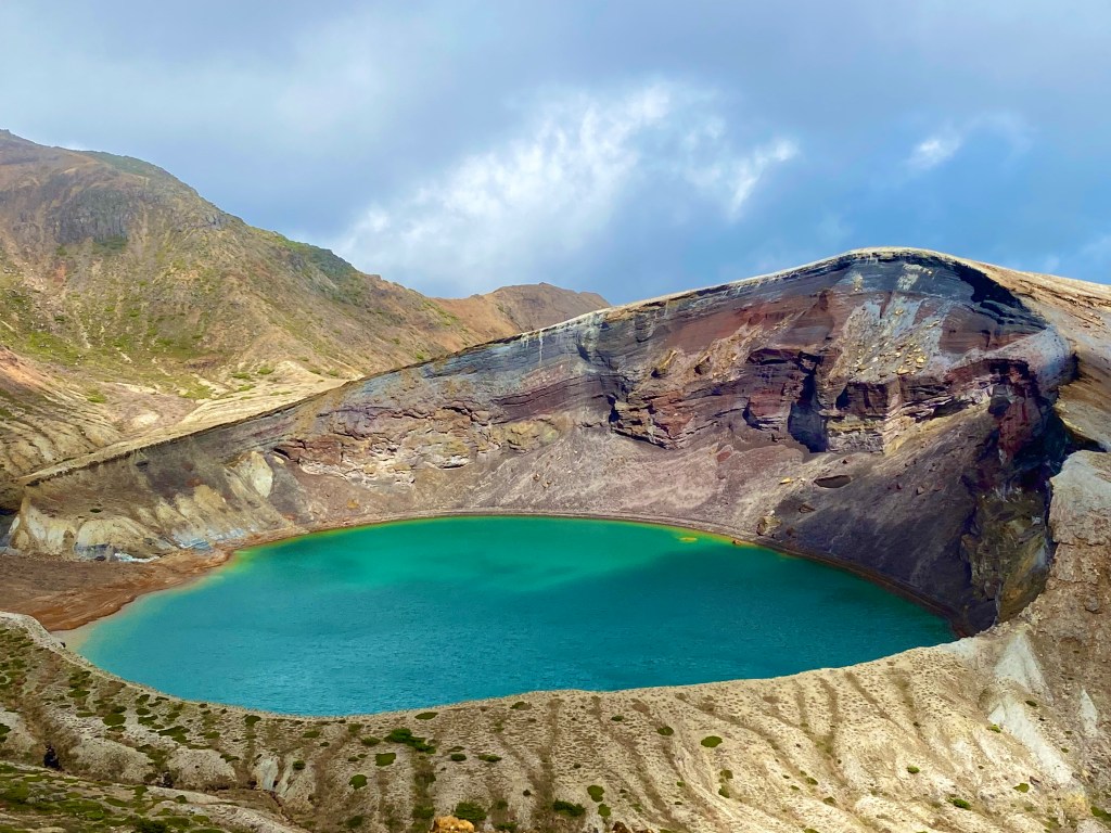 エメラルドグリーンのカルデラ湖　御釜